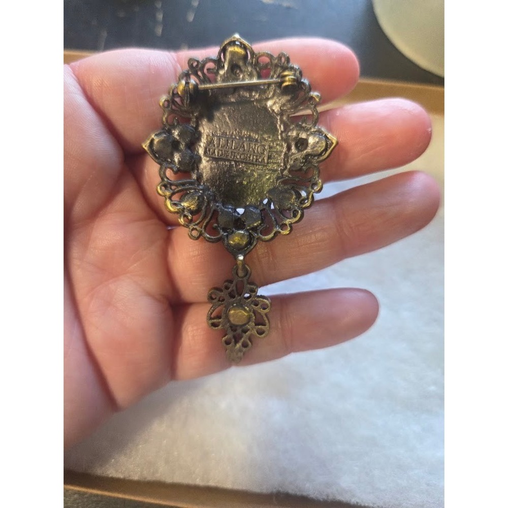 A.J. Lang Vtg Style Cameo Brooch Pin Amber Rhinestone Dangle Antique Gold Tone - Picture 4 of 5